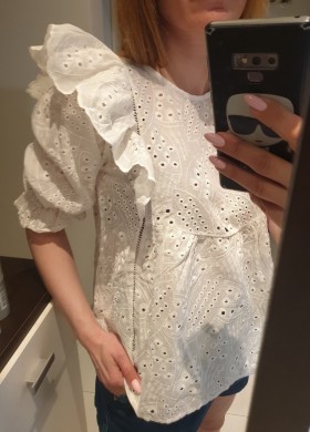 Блуза с бродерия в бяло