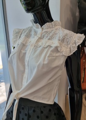 Блузка с връзки в бяло