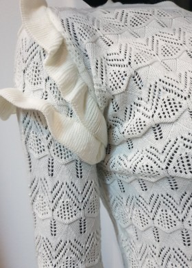 Пуловер бял фино плетиво